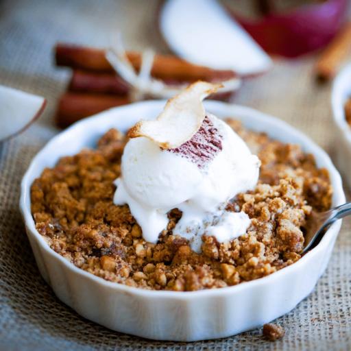 A warm Bakendales apple crumble with a golden, crunchy topping and a soft, fruity filling.