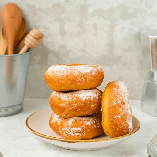 4 standard Bakendales sugar-dusted doughnut, viewed from the side, with a gentle sprinkle of sugar on top